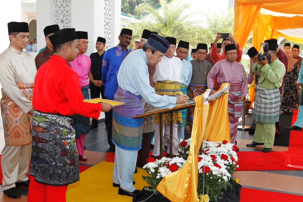 Duli Yang Maha Mulia Sultan Selangor Rasmi Masjid Perodua ...