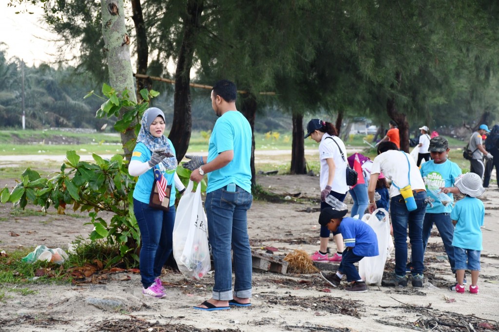 05 NNN Beach Clean Up