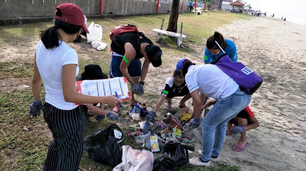 07 NNN Beach Clean Up