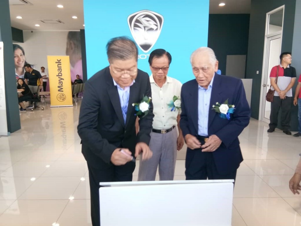 signing of plaque-Fook Loi