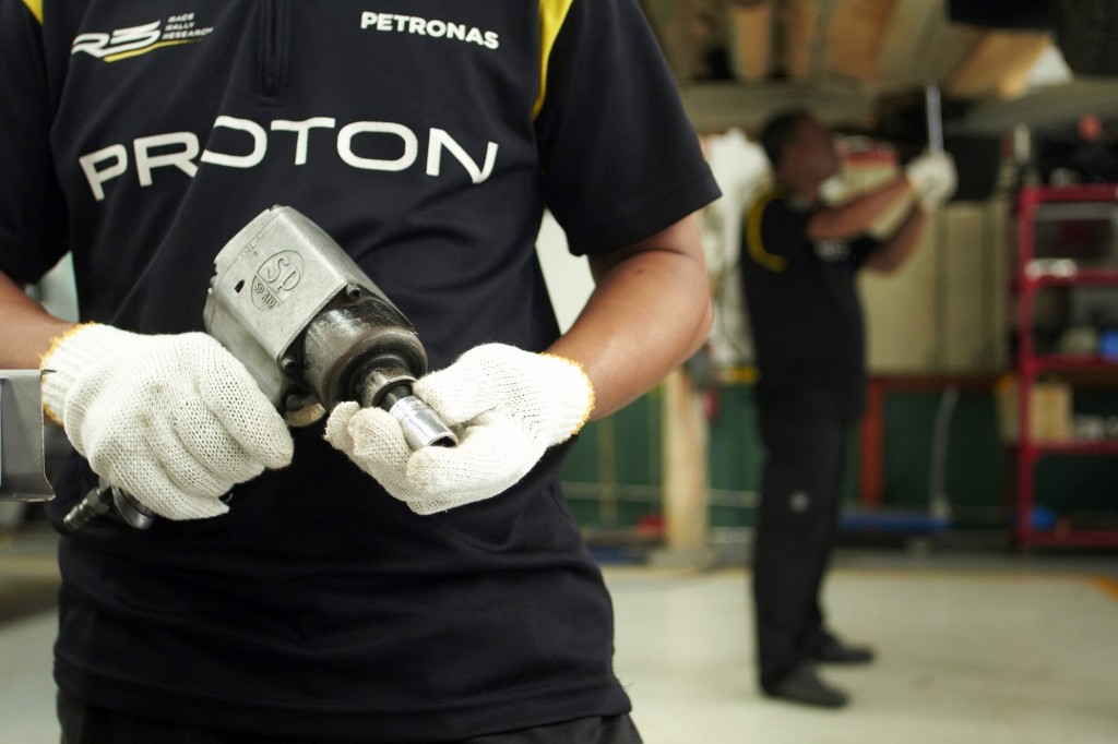 21 crew members, 15 students, 4 drivers and 2 cars will represent Proton R3 at the 2018 S1K race