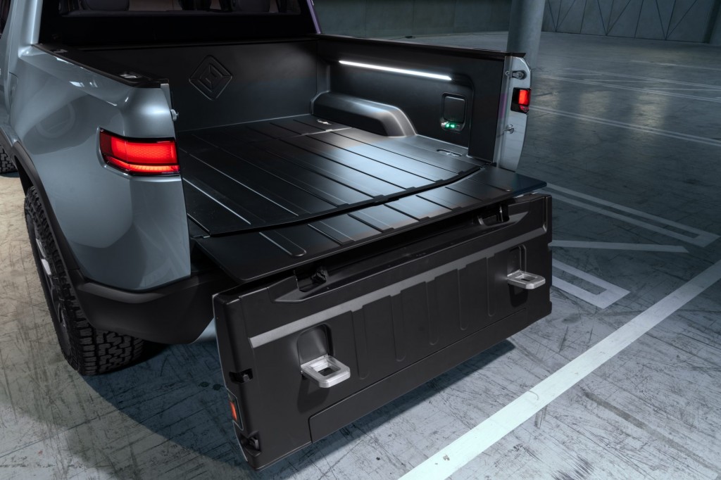 K.-Rivian-R1T_Tailgate_180_Open_Steps_Out-e1543096753108