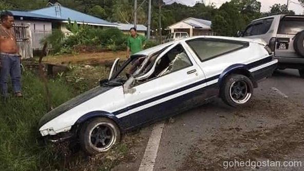 AE86-Trueno-masuk longkang 1