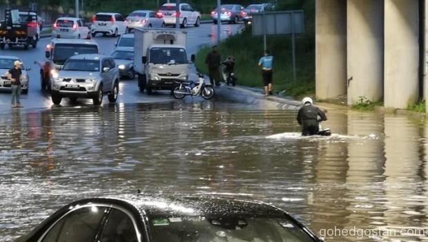 Mercedes Banjir 1