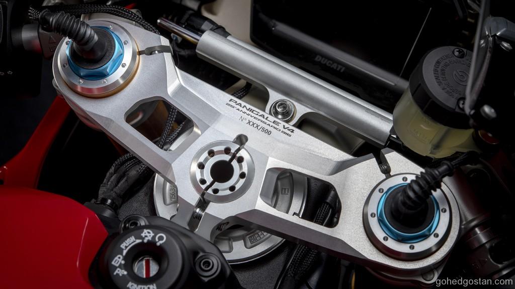 Panigale-V4-916-Anniversario-MY20-09-Gallery-Studio-1920x1080