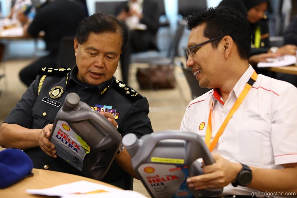 KPDNHEP Deputy Director of Enforcement Tuan Suhaimi Mat Sari (L) with Shell Malaysia Govt Relations Mngr Noorhisham Anas