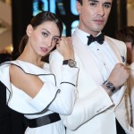 (L) Model in BR 05 Grey Steel (Righ) Model in BR 05 Blue Steel