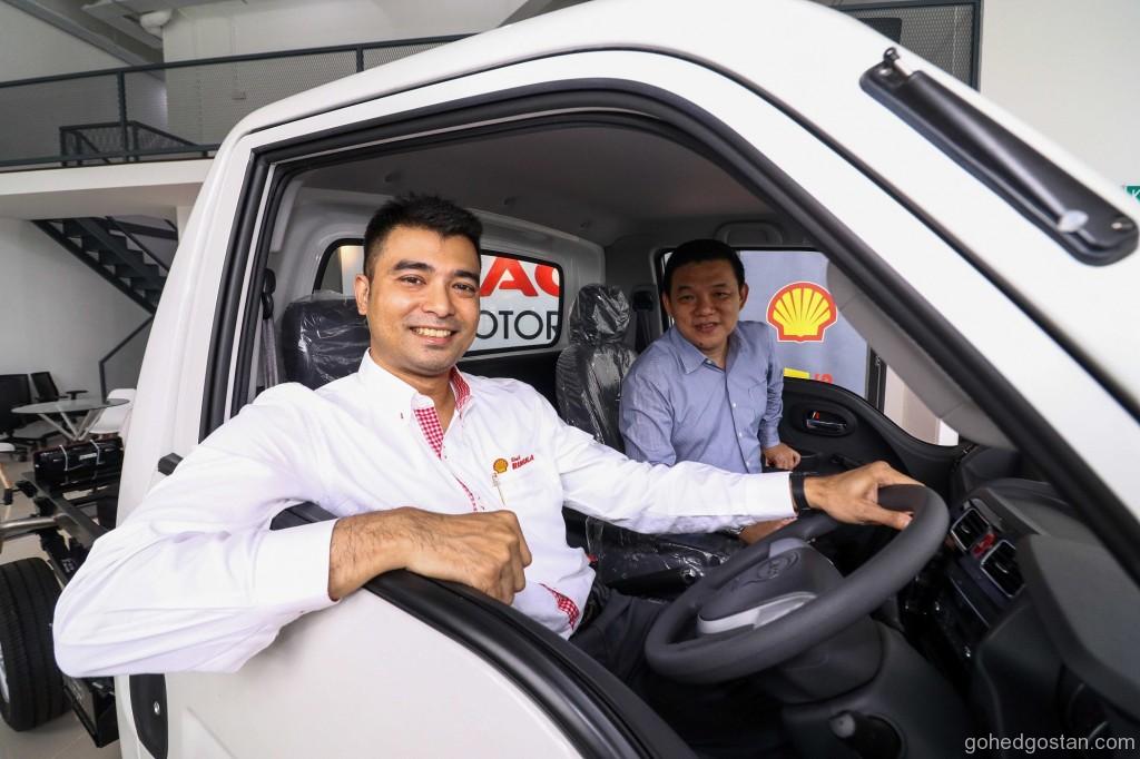 Shell Rimula Brand Mngr Ravi Shankar (L) & Mpire Auto Group CEO  Lau Yit Mun posing inside the JAC X30 light truck