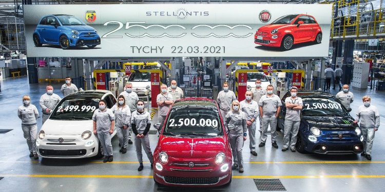 Fiat-500-factory-group-photo-1.0