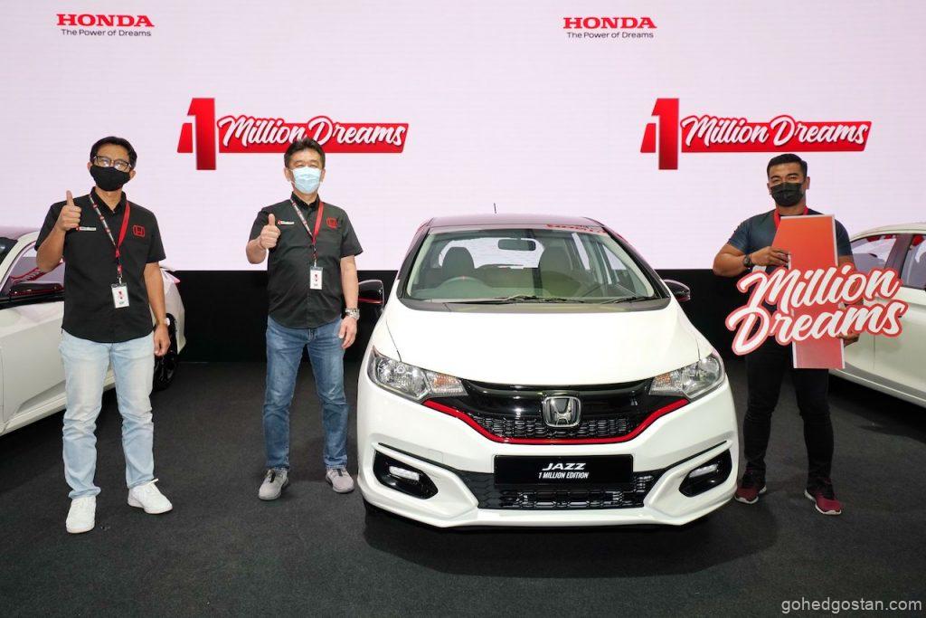 Pengarah Urusan dan Ketua Pegawai Eksekutif Honda Malaysia Encik Toichi Ishiyama (tengah) dan Presiden dan Ketua Pegawai Operasi Encik Sarly Adle Sarkum bergambar dengan Encik Shaiful Rezza Bin Abdul Razak, pemenang 1 Million Special Edition Jazz yang diperuntukkan untuk barisan hadapan menang