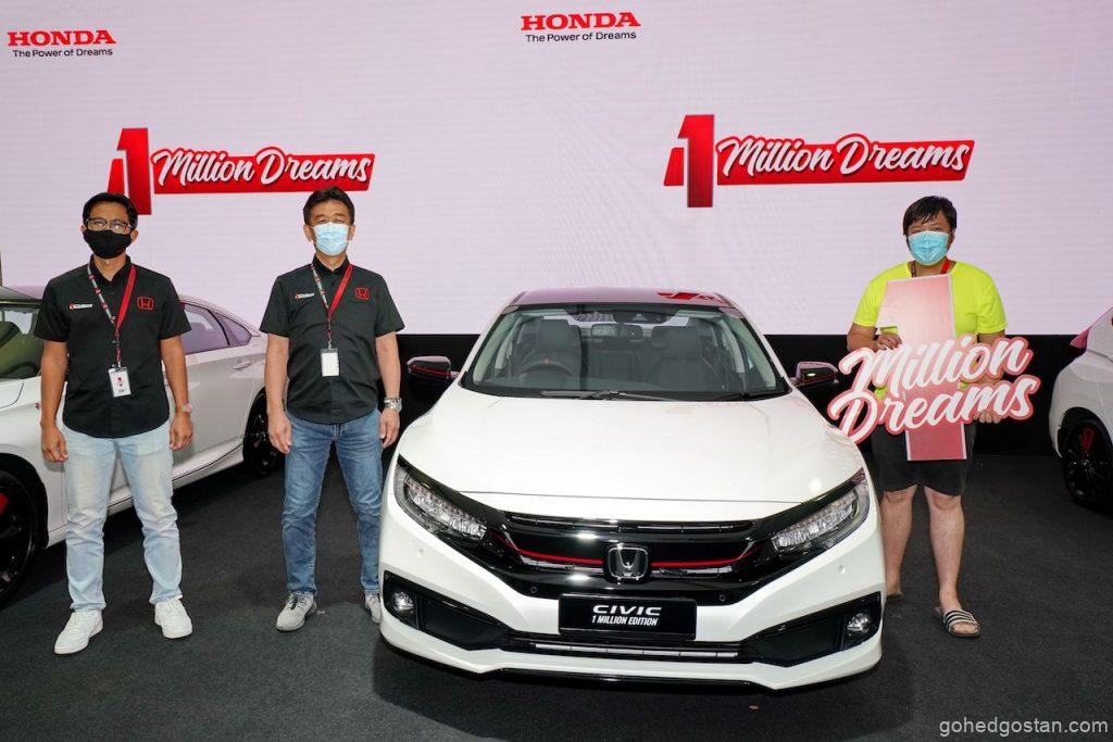 Pengarah Urusan dan Ketua Pegawai Eksekutif Honda Malaysia Encik Toichi Ishiyama (tengah) dan Presiden dan Ketua Pegawai Operasi Encik Sarly Adle Sarkum bergambar dengan Encik Shaiful Rezza Bin Abdul Razak, pemenang 1 Million Special Edition Jazz yang diperuntukkan kepada barisan hadapan untuk menang