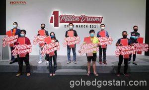 Pengarah Urusan dan Ketua Pegawai Eksekutif Honda Malaysia Encik Toichi Ishiyama dan Presiden dan Ketua Pegawai Operasi Encik Sarly Adle Sarkum bersama-sama wakil CUCKOO, Shopee dan Watsons bergambar dengan empat pemenang model 1 Million Special Edition . Baris belakang, kiri ke kanan: - Encik Kenneth Soh, Ketua Shopee Mall, Shopee Malaysia - Encik Sarly Adle Sarkum, Presiden dan Ketua Pegawai Operasi Honda Malaysia - Encik Toichi Ishiyama, Pengarah Urusan dan Ketua Pegawai Eksekutif Honda Malaysia - Encik Hoe Kian Choon, Pengasas & Ketua Pegawai Eksekutif CUCKOO International (MAL) Sdn Bhd - Encik Danny Hoh, Pengarah Pelanggan, Watsons Malaysia