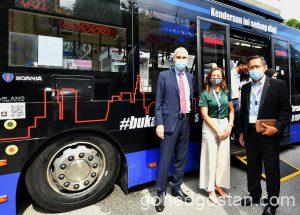 Heba-Ola-and-Idros-fronting-the-B100-Bio-diesel-Scania-bus-cropped