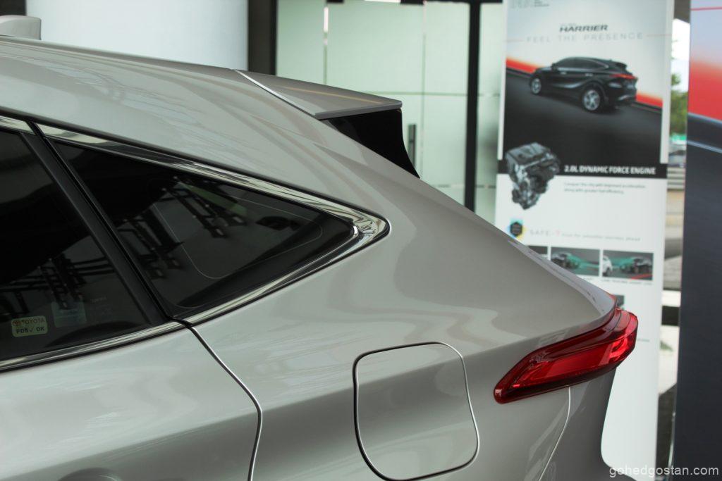 Toyota Harrier - suku tepi belakang - 2.4
