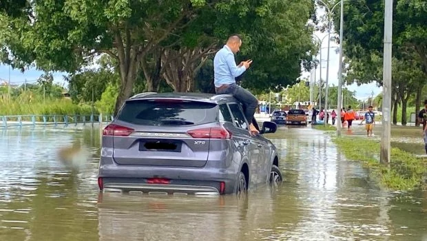 Allianz-car-in-flood-1.0