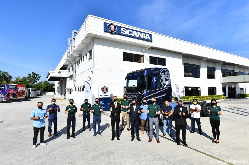 CS5_0462-Team-Scania-Xin-Hwa-and-customer