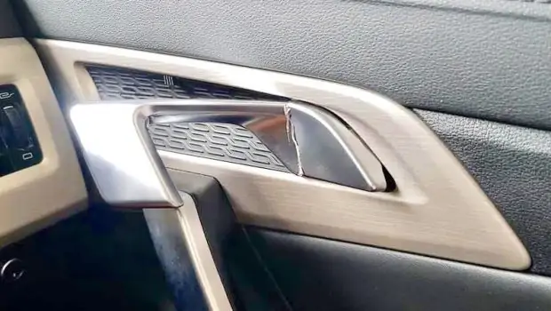 Proton-X70-Broken-Door-Handle_1.0