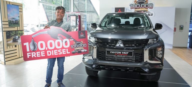 Mitsubishi-Tritons-100000th-Customer-Encik-Muhammad-Faerus-received-a-100000-KM-diesel-worth-up-to-RM27000-3.0