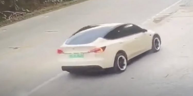 Tesla-China-Accident-at-18.55.17