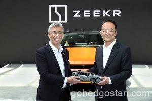 Chairman-of-Geely-Auto-Mr-An-Cong-Hui-right-presented-a-souvenir-to-Minister-YB-Senator-Tengku-Datuk-Seri-Utama-Zafrul-Tengku-Abdul-Aziz