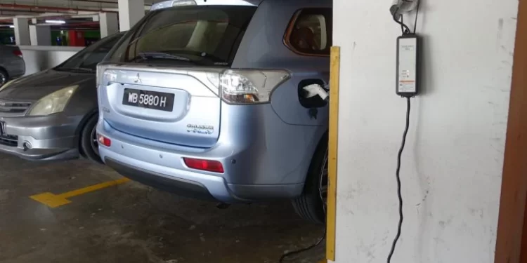 3rd-gen-Mitsubishi-Outlander-PHEV-charging-4.0