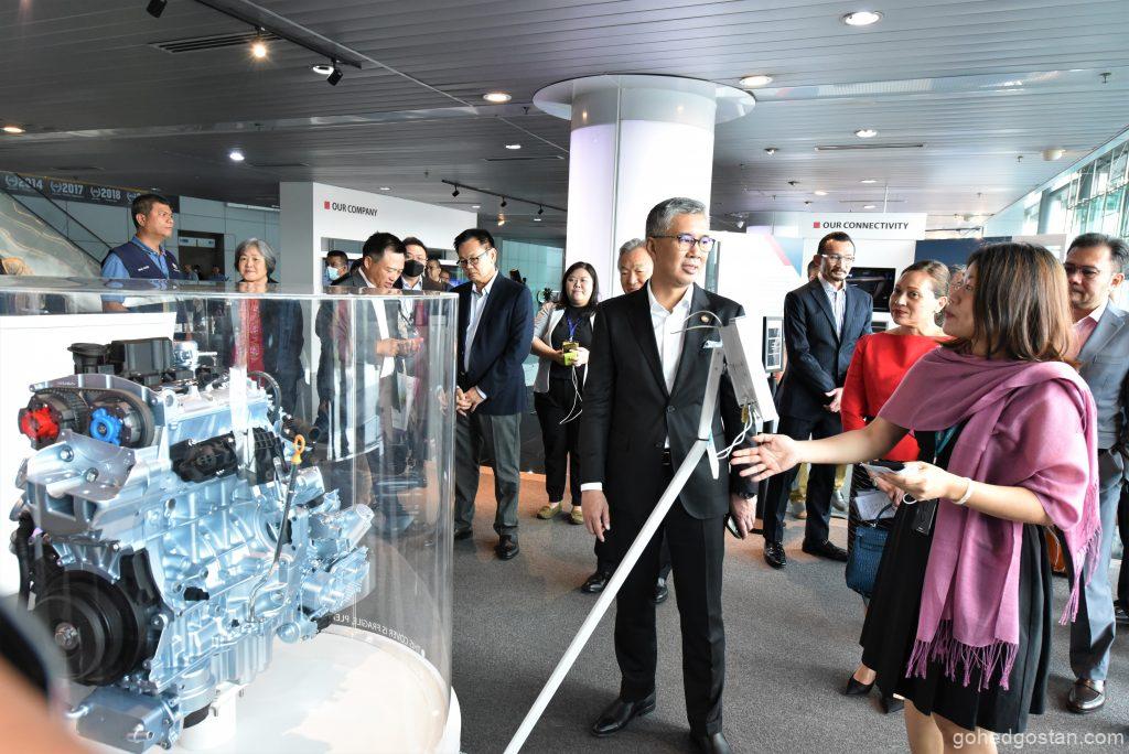 Datuk-Seri-Tengku-Zafrul-visits-Gallery-of-Inspiration-at-PROTON-HQ