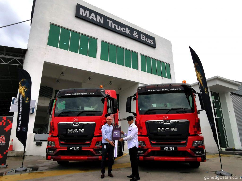 MAN-Trucks-Andrew-OBrooks-and-Mekar-Angkut-Sdn-Bhd-Executive-Chairman-Che-Ibrahim-Che-Ismail_2
