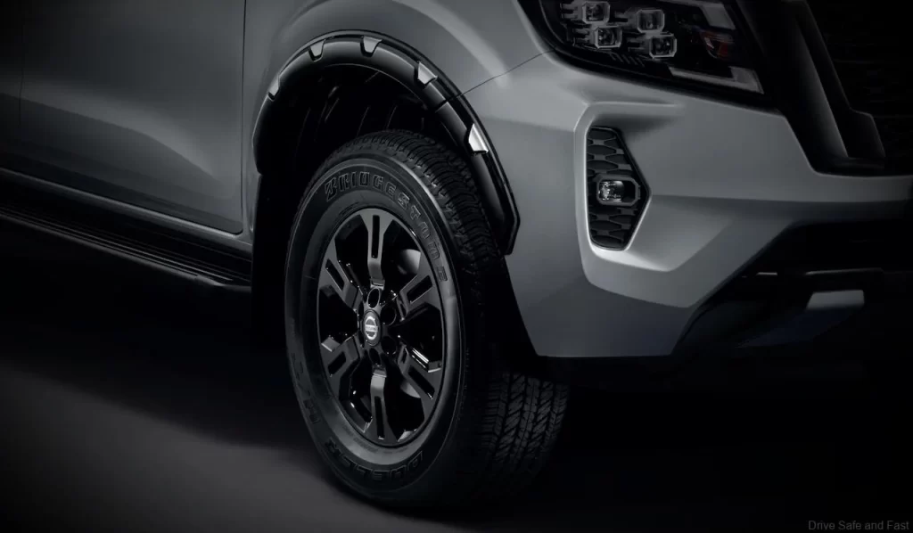 05-Paired-with-the-sleek-new-two-tonw-over-fenders-gloss-black-17inch-alloy-wheels-make-the-New-Navara-V-more-aggressive-4.0