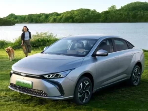 Geely-G6-Lifestyle-Image-2.0