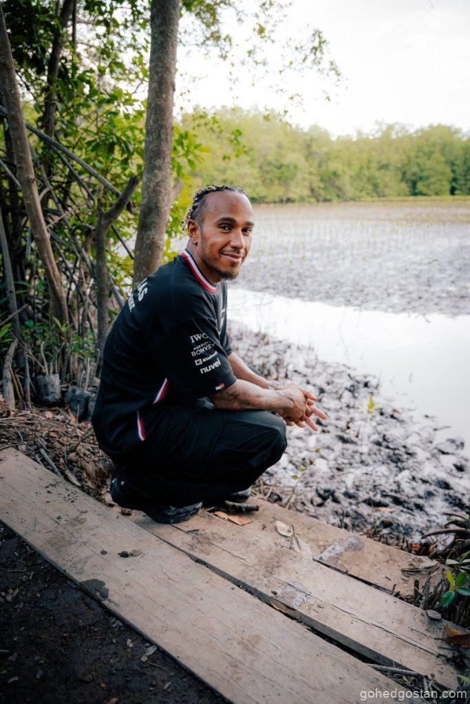 Lewis-Hamilton-in-Malaysia-petronas-3.0