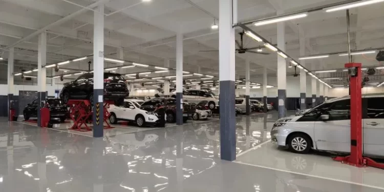 Nissan-Flagship-Store-Petaling-Jaya-PJ-20-All-25-service-bays-are-equipped-with-hoists-to-accommodate-high-efficiency-vehicle-service-operations-6.0
