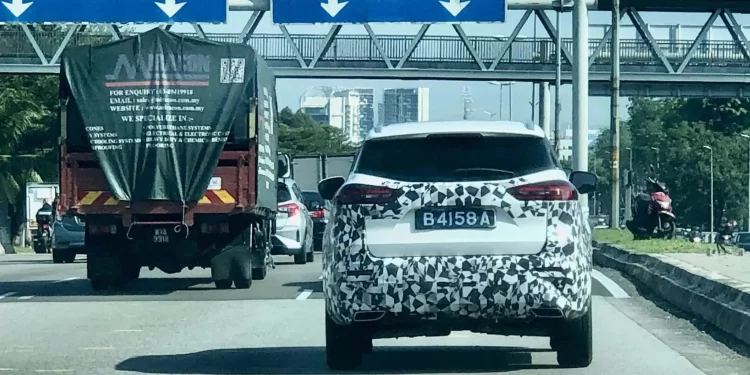 X70-facelift-spy-shot-2.0