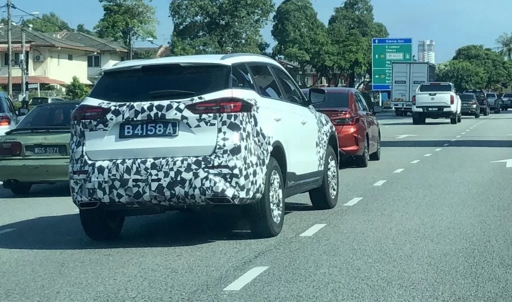 X70-facelift-spy-shot-3.0